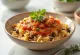 Koshari con aceite de oliva especiado, platillo egipcio de arroz, lentejas y macarrones en rica salsa