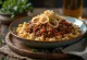 Koshari con carne de res, platillo egipcio de arroz, lentejas y macarrones, en rica salsa de tomate