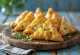 Samosa de queso y ajo silvestre servida