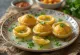 Esferas crujientes de pani puri rellenas de agua verde en un plato