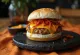 Hamburguesa de pollo fusión recién hecha con kimchi, chutney de mango y salsa hoisin