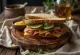 Sándwich de carne ahumada servido con pan crujiente y queso derretido