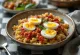 Koshari con huevo, platillo egipcio de arroz, lentejas y macarrones, en rica salsa de tomate