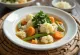 Minestrone con coliflor, servido con verduras frescas