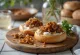 Bagel con cebolla y queso crema, decorado con perejil fresco
