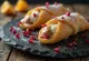 Cannolis con mazapán y granada servidos