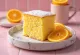 Pastel esponjoso de naranja rebanado y servido con crema batida