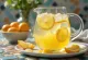 Yuja Hwachae bebida cítrica coreana servida con cubos de hielo y menta