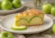 Pastel de manzana verde recién horneado
