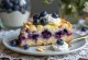Pastel de almendra y arándanos decorado con frutas