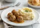 Köttbullar con puré de papa, servido con sabores ricos