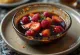 Salsa de vinagre balsámico con miel y frutos rojos servida