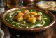 Palak paneer con jengibre servido con espinacas frescas y cubos de paneer especiados