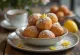 Zeppole con ricotta, espolvoreadas con azúcar fresca, dulce frito dorado
