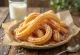 Churros con azúcar, espolvoreados con azúcar y canela, recién fritos