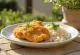 Milanesa de pollo con arroz servida