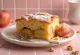 Pastel de manzana con miel espolvoreado con azúcar glass, servido en rebanadas