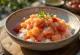 Lomi salmon con jitomate fresco y cebollín en un tazón, servido frío