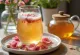 Kombucha con agua de rosas servida en vasos, decoración fina de pétalos de rosa