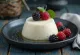 Panna cotta de requesón servida