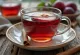Té de ciruela con canela en una taza humeante