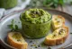 Pesto con semillas de calabaza y albahaca servido con pasta fresca