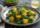 Aloo Palak Sabzi en un tazón, decorado con cilantro fresco
