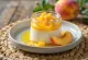 Panna cotta con puré de durazno servida