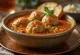 Albóndigas servidas con salsa de tomate y guarnición