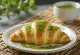Croissant de té verde servido