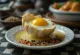 Huevo Balut abierto servido con salsa de vinagre y chiles