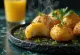 Coxinha con papa, bocadillo brasileño relleno, crujiente por fuera