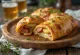 Calzone de papa con salchicha ahumada recién horneado
