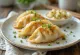 Gyoza de poro con base crujiente servida con salsa para mojar