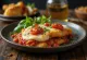 Milanesa napolitana con aceite de oliva, servida con salsa de tomate y mozzarella derretida