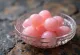 Rasgulla rosa, dulce indio con agua de rosas, con cilantro fresco