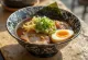 Ramen Asahikawa con caldo de pescado y cerdo, carne chashu y huevo