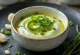 Yogur cremoso con té verde, ajo y cebollín, rociado con aceite de oliva