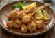 Nankotsu yakitori cartílago de pollo en brocheta, servido con ajonjolí y cebollín fresco
