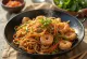 Yakisoba con camarones, mezcla deliciosa de fideos y verduras con camarones y ajonjolí