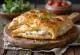 Calzone de crema y queso ahumado recién hecho