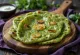 Roti con espinacas, servido con espinacas frescas y roti crujiente