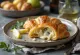Croissant de queso azul servido