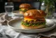 Hamburguesa de carne de pato con queso y vegetales