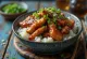 Pollo teriyaki servido con sésamo y cebollín