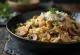 Arroz con champiñones servido con perejil fresco y parmesano