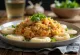 Nasi Goreng con Krupuk, servido con ricas especias y krupuk