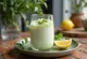 Kéfir de té verde y menta servido en vasos, bebida de tono verde pálido