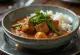 Curry rojo tailandés con res servido
